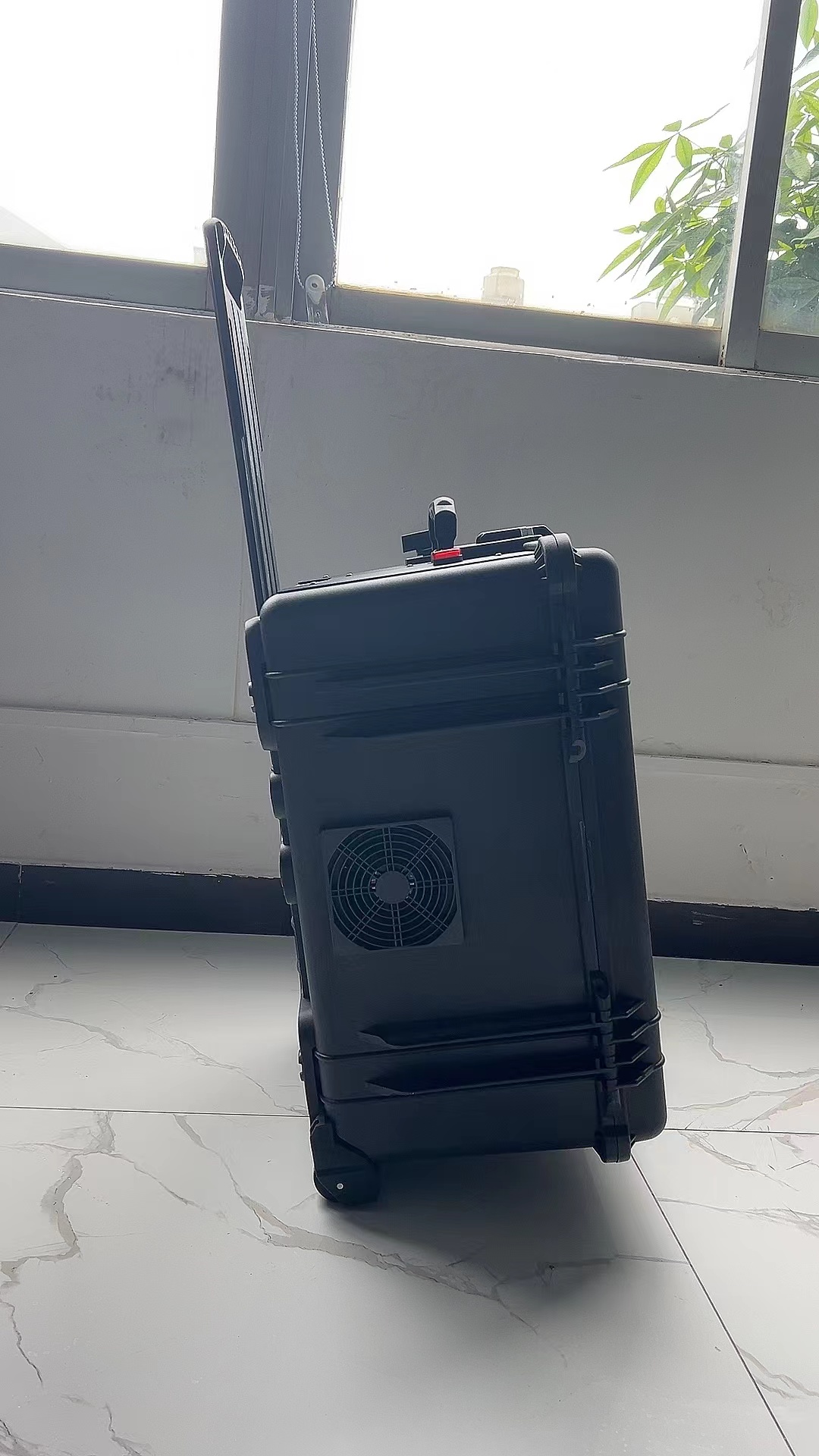 个旧手拉箱型移动通信干扰器